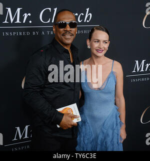 Acteurs Eddie Murphy et Britt Robertson assister à la première de the motion picture drama 'Mr. Église' à l'ArcLight Cinema Dome dans la section Hollywood de Los Angeles le 6 septembre 2016. Scénario : 'Mr. Église' raconte l'histoire d'une amitié unique qui se développe quand une petite fille et sa mère mourante de retenir les services d'un cuisinier talentueux - Henry Joseph Église. Ce qui commence comme un arrangement au lieu de six mois s'étend sur 15 ans, et crée un lien familial qui dure pour toujours. Photo par Jim Ruymen/UPI Banque D'Images