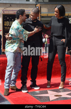 Chanteur, auteur-compositeur et acteur Usher est rejoint par des chanteurs Miguel (L) et Kelly Rowland au cours d'une cérémonie de dévoilement d'honorer l'Huissier avec 2,588ème étoile sur le Hollywood Walk of Fame à Los Angeles le 7 septembre 2016. Photo par Jim Ruymen/UPI Banque D'Images