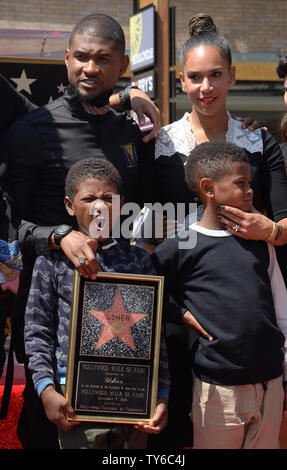 Chanteur, auteur-compositeur et acteur Usher est rejoint par sa femme Grace Miguel et leurs fils Usher Raymond V (R) et Naviyd Ely Raymond au cours d'une cérémonie de dévoilement d'honorer avec le 2,588ème étoile sur le Hollywood Walk of Fame à Los Angeles le 7 septembre 2016. Photo par Jim Ruymen/UPI Banque D'Images