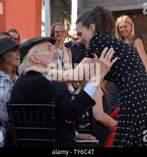 Winona Ryder actrice acteur accueille Martin Landau directeur suivant la main de Tim Burton & cérémonie empreinte immortalisant lui dans le parvis du théâtre chinois de Grauman (anciennement Grumman) dans la section Hollywood de Los Angeles le 8 septembre 2016. Photo par Jim Ruymen/UPI Banque D'Images