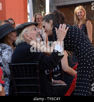 Winona Ryder actrice acteur accueille Martin Landau directeur suivant la main de Tim Burton & cérémonie empreinte immortalisant lui dans le parvis du théâtre chinois de Grauman (anciennement Grumman) dans la section Hollywood de Los Angeles le 8 septembre 2016. Photo par Jim Ruymen/UPI Banque D'Images