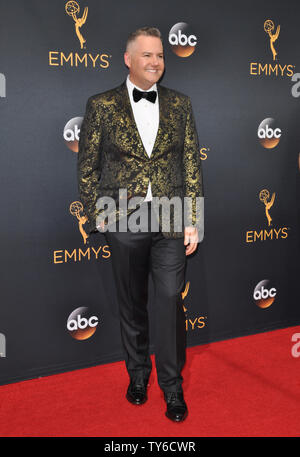 La personnalité de télévision Ross Matthews arrive pour la 68e Primetime Emmy Awards annuels chez Microsoft Theatre de Los Angeles le 18 septembre 2016. Photo par Christine Chew/UPI Banque D'Images