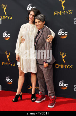 (L-R), actrice Gaby Hoffmann et scénariste/réalisateur Jill Soloway arrivent pour la 68e Primetime Emmy Awards annuels chez Microsoft Theatre de Los Angeles le 18 septembre 2016. Photo par Christine Chew/UPI Banque D'Images