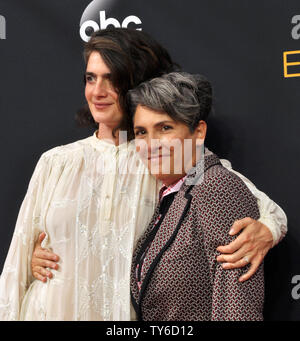 (L-R), actrice Gaby Hoffmann et scénariste/réalisateur Jill Soloway arrivent pour la 68e Primetime Emmy Awards annuels chez Microsoft Theatre de Los Angeles le 18 septembre 2016. Photo par Christine Chew/UPI Banque D'Images