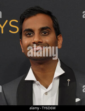 Aziz Ansari arrive pour la 68e Primetime Emmy Awards annuels chez Microsoft Theatre de Los Angeles le 18 septembre 2016. Photo par Christine Chew/UPI Banque D'Images