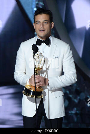 Rami Malek acteur accepte l'Award for Outstanding principal acteur dans une série dramatique pour 'Mr. Robot » sur scène lors de la 68e Primetime Emmy Awards annuels chez Microsoft Theatre de Los Angeles le 18 septembre 2016. Photo par Jim Ruymen/UPI Banque D'Images