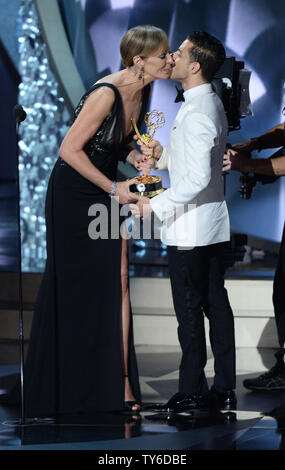 Acteur Rami Malek (R) accepte l'Award for Outstanding principal acteur dans une série dramatique pour 'Mr. Des robots de l'actrice Allison Janney sur scène lors de la 68e Primetime Emmy Awards annuels chez Microsoft Theatre de Los Angeles le 18 septembre 2016. Photo par Jim Ruymen/UPI Banque D'Images