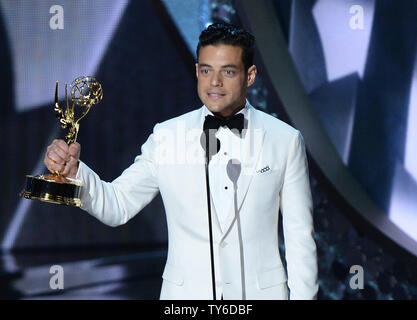 Rami Malek acteur accepte l'Award for Outstanding principal acteur dans une série dramatique pour 'Mr. Robot » sur scène lors de la 68e Primetime Emmy Awards annuels chez Microsoft Theatre de Los Angeles le 18 septembre 2016. Photo par Jim Ruymen/UPI Banque D'Images