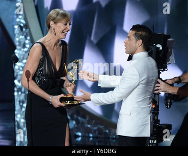 Acteur Rami Malek (R) accepte l'Award for Outstanding principal acteur dans une série dramatique pour 'Mr. Des robots de l'actrice Allison Janney sur scène lors de la 68e Primetime Emmy Awards annuels chez Microsoft Theatre de Los Angeles le 18 septembre 2016. Photo par Jim Ruymen/UPI Banque D'Images