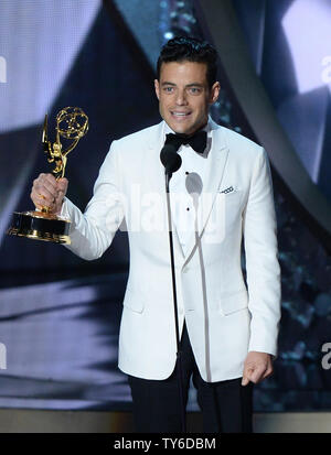 Rami Malek acteur accepte l'Award for Outstanding principal acteur dans une série dramatique pour 'Mr. Robot » sur scène lors de la 68e Primetime Emmy Awards annuels chez Microsoft Theatre de Los Angeles le 18 septembre 2016. Photo par Jim Ruymen/UPI Banque D'Images