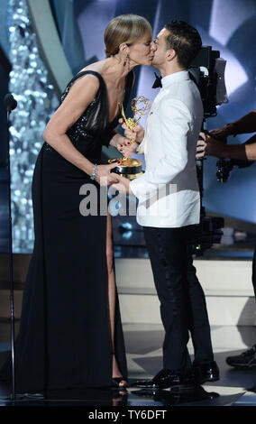 Acteur Rami Malek (R) accepte les principal acteur dans une série dramatique pour 'Mr. Des robots de l'actrice Allison Janney sur scène lors de la 68e Primetime Emmy Awards annuels chez Microsoft Theatre de Los Angeles le 18 septembre 2016. Photo par Jim Ruymen/UPI Banque D'Images