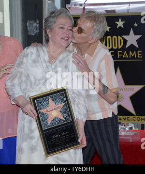 L'actrice Kathy Bates (L) est rejoint par l'acteur Billy Bob Thornton (R) au cours d'une cérémonie de dévoilement d'honorer avec le Bates 2,589ème étoile sur le Hollywood Walk of Fame à Los Angeles le 20 septembre 2016. Photo par Jim Ruymen/UPI Banque D'Images