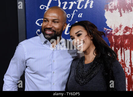 L'ancien joueur NBA Derek Fisher, et Gloria Govan assister à la première de the motion picture drama 'La Naissance d'une nation' à l'ArcLight Cinerrama dans le dôme de l'article Hollywood de Los Angeles le 21 septembre 2016. Scénario : Nat Turner, un esclave et prédicateur à l'Antebellum South, orchestre un soulèvement. Photo par Jim Ruymen/UPI Banque D'Images