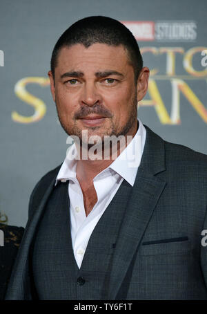 Karl Urban arrive à la première mondiale de Marvel Studios en « Docteur Strange' au El Capitan Theatre de Los Angeles, Californie le 20 octobre 2016. Photo par Christine Chew/UPI Banque D'Images