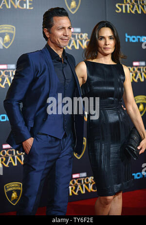 Benjamin Bratt et Talisa Soto sa femme arriver lors de la première mondiale de Marvel Studios en « Docteur Strange' au El Capitan Theatre de Los Angeles, Californie le 20 octobre 2016. Photo par Christine Chew/UPI Banque D'Images