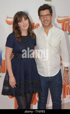 Acteur Zooey Deschanel, la voix de Bridget dans l'animated motion photo comédie 'Trolls' et son mari Jacob Pechenik assister à la première du film au Regency Village Theatre dans la section de Westwood Los Angeles le 23 octobre 2016. Scénario : un troll la princesse et son compagnon, l'un troll malheureux essayer de sauver ses amis d'être mangés par leurs qui ont opposé. Photo par Jim Ruymen/UPI Banque D'Images