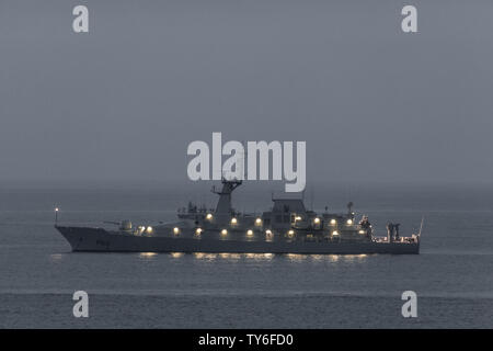 Myrtleville, Cork, Irlande. 26 Juin, 2019. Sur une nuit d'été le navire de la marine irlandaise LÉ James Joyce se trouve à l'ancre au large avant l'aube, Myrtleville Co. Cork, Irlande. Crédit : David Creedon/Alamy Live News Banque D'Images