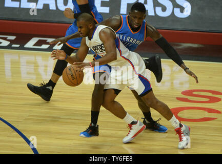 Los Angeles Clippers Chris Paul garde (L) dribbles par Oklahoma City Thunder guard Victor Oladipo durant la première moitié de leur jeu NBA au Staples Center de Los Angeles, le 2 novembre 2016. Le Thunder a défait les Clippers 85-83. Photo par Jon SooHoo/ UPI. Banque D'Images