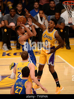 Golden State Warriors guard Stephen Curry (L) tire sur Los Angeles Lakers guard Nick Young durant la première moitié de leur jeu NBA au Staples Center de Los Angeles, le 4 novembre 2016. Photo par Jon SooHoo/UPI Banque D'Images