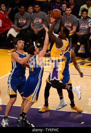 Los Angeles Lakers l'avant Julius Randle (30) tire plus de Golden State Warriors guard Klay Thompson au cours de la première moitié de leur jeu NBA au Staples Center de Los Angeles, le 4 novembre 2016. Photo par Jon SooHoo/UPI. Banque D'Images