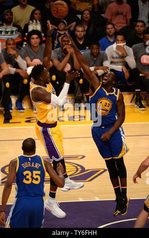 Los Angeles Lakers l'avant Julius Randle (L) tire sur les Golden State Warriors en avant Draymond vert pendant la deuxième moitié de leur jeu NBA au Staples Center de Los Angeles, le 4 novembre 2016. Photo par Jon SooHoo/UPI. Banque D'Images
