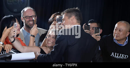 Brad Pitt acteur assiste à la première de the motion picture thriller guerre romantique' au Regency Village Theatre dans la section de Los Angeles Westwood' premiere, tapis rouge, événement ventilateur motion picture, drama, film, histoire, romance, thriller, guerre, Q942, l'Afrique du Nord, la résistance française, les lignes ennemies, Londres, Entertainment, Paramount Studios, Regency Village Theatre, Los Angeles. Scénario : En 1942, un officier du renseignement dans l'Afrique du Nord rencontre une femme sur un combattant de la Résistance française mission meurtrière derrière les lignes ennemies. Lorsqu'ils réunissent à Londres, leur relation est te Banque D'Images