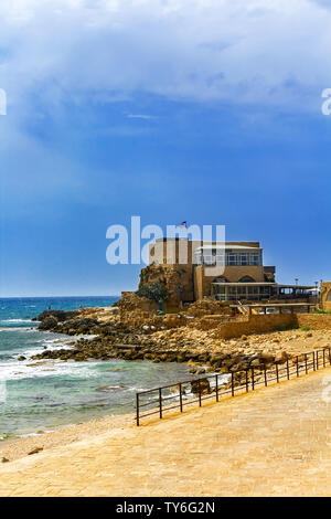 Vieux bâtiment au bord de la mer Méditerranée à Césarée en Israël Banque D'Images