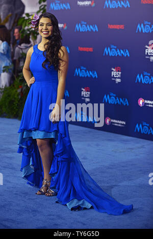 Auli'je Cravalho arrive à la première mondiale de Walt Disney Animation Studios' 'Moana' au Hollywood's El Capitan Theatre de Los Angeles, Californie le 14 novembre 2016. La première fait partie de la programmation pour le Festival de 2016. Photo par Christine Chew/UPI Banque D'Images