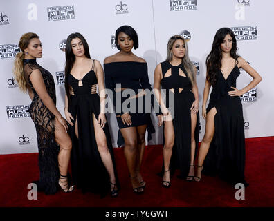 (L-R) Les artistes Dinah Jane Hansen, Lauren Jauregui, Hamilton Normani, allié et Brooke Camila Cabello du cinquième groupe musical harmonie arrivent pour les American Music Awards 2016 qui a eu lieu chez Microsoft Theatre de Los Angeles le 20 novembre 2016. Photo par Jim Ruymen/UPI Banque D'Images