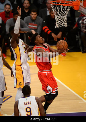 Chicago Bulls avant Jimmy Butler (21) partitions par Los Angeles Lakers l'avant Julius Randle (30) au Staples Center de Los Angeles, novembre 20, 2016. Photo par Jon SooHoo/UPI Banque D'Images