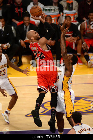 Avant Chicago Bulls Taj Gibson tire sur Los Angeles Lakers center Tarik noir (28) au Staples Center de Los Angeles, novembre 20, 2016. UPI/Jon SooHoo Banque D'Images