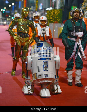 C-3PO, R2-D2 et Stars Wars personnages la tête en bas, Hollywood Boulevard Hollywood lors de la 85e parade de Noël annuel sur Hollywood Boulevard à Los Angeles, Californie le 27 novembre 2016. Photo par Christine Chew/UPI Banque D'Images