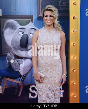 Tori acteur Kelly, la voix de Meena dans l'animated motion photo comédie 'Sing' assiste à la première du film au Theatre de Los Angeles le 3 décembre 2016. Scénario : un koala nommé Buster lune a une dernière chance de restaurer son théâtre à son ancienne gloire en produisant le plus grand concours de chant. Photo par Jim Ruymen/UPI Banque D'Images