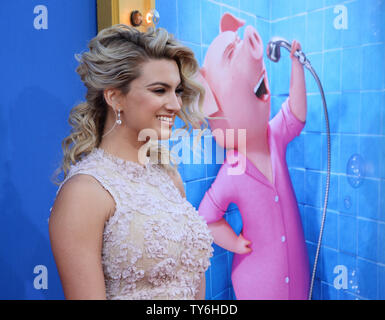 Tori acteur Kelly, la voix de Meena dans l'animated motion photo comédie 'Sing' assiste à la première du film au Theatre de Los Angeles le 3 décembre 2016. Scénario : un koala nommé Buster lune a une dernière chance de restaurer son théâtre à son ancienne gloire en produisant le plus grand concours de chant. Photo par Jim Ruymen/UPI Banque D'Images