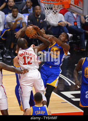 Golden State Warriors Kevin Durant (35) bloque le tir de Clippers avant Luc Mbah a Moute au Staples Center de Los Angeles, 7 décembre 2016. Photo par Jon SooHoo/UPI Banque D'Images