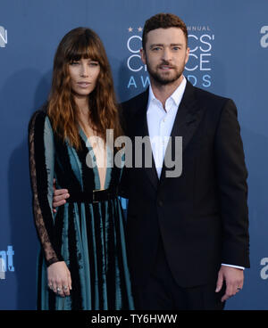 Acteur et chanteur Justin Timberlake et son épouse, l'actrice Jessica Biel assister à la 22e Critics' Choice Awards à Barker Hanger à Santa Monica, Californie le 11 décembre 2016. Photo par Jim Ruymen/UPI Banque D'Images