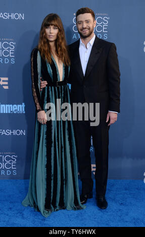 Acteur et chanteur Justin Timberlake et son épouse, l'actrice Jessica Biel assister à la 22e Critics' Choice Awards à Barker Hanger à Santa Monica, Californie le 11 décembre 2016. Photo par Jim Ruymen/UPI Banque D'Images