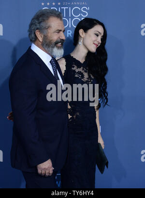 L'acteur Mel Gibson et sa petite amie enceinte Rosalind Ross assister à la 22e Critics' Choice Awards à Barker Hanger à Santa Monica, Californie le 11 décembre 2016. Photo par Jim Ruymen/UPI Banque D'Images