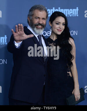 L'acteur Mel Gibson et sa petite amie enceinte Rosalind Ross assister à la 22e Critics' Choice Awards à Barker Hanger à Santa Monica, Californie le 11 décembre 2016. Photo par Jim Ruymen/UPI Banque D'Images