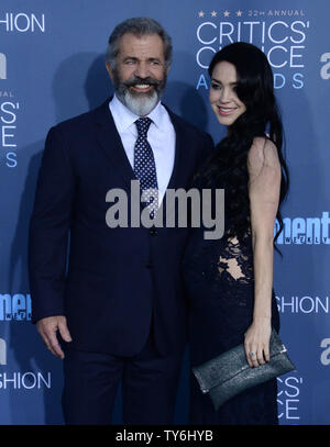 L'acteur Mel Gibson et sa petite amie enceinte Rosalind Ross assister à la 22e Critics' Choice Awards à Barker Hanger à Santa Monica, Californie le 11 décembre 2016. Photo par Jim Ruymen/UPI Banque D'Images