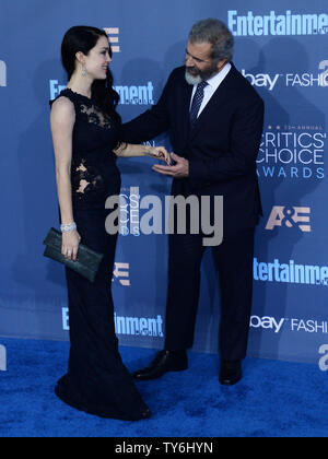 L'acteur Mel Gibson et sa petite amie enceinte Rosalind Ross assister à la 22e Critics' Choice Awards à Barker Hanger à Santa Monica, Californie le 11 décembre 2016. Photo par Jim Ruymen/UPI Banque D'Images