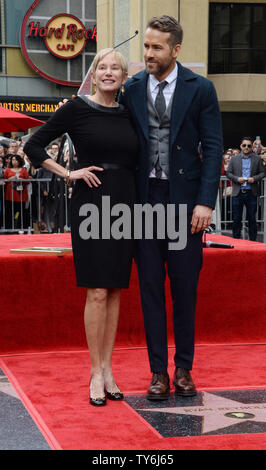 L'acteur Ryan Reynolds est rejoint par sa mère Tammy Reynolds lors d'une cérémonie de dévoilement de la Reynolds honorant 2,596ème étoile sur le Hollywood Walk of Fame à Los Angeles le 15 décembre 2016. Photo par Jim Ruymen/UPI Banque D'Images