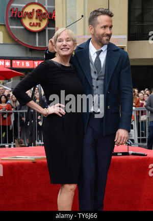 L'acteur Ryan Reynolds est rejoint par sa mère Tammy Reynolds lors d'une cérémonie de dévoilement de la Reynolds honorant 2,596ème étoile sur le Hollywood Walk of Fame à Los Angeles le 15 décembre 2016. Photo par Jim Ruymen/UPI Banque D'Images