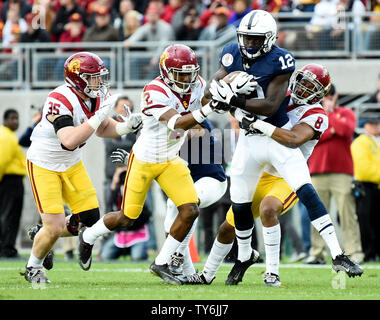 Penn State Nittany Lions le receveur Chris Godwin # 12 est abordé par les trojans' Cameron Smith # 35, Adoree' Jackson # 2 et # 8 Marshall Iman après une réception de 13 verges au deuxième trimestre au cours de la 2017 Rose Bowl de Pasadena, Californie le 2 janvier 2017. Photo par Juan Ocampo/UPI Banque D'Images