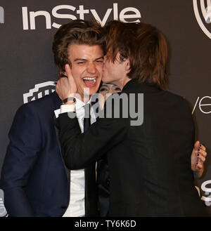 Joe Keery (L), Natalia Dyer (C) et Charlie Heaton assister à la 18e édition de la Warner Bros. et InStyle Golden Globe after-party au Beverly Hilton Hotel à Beverly Hills, Californie le 8 janvier 2017. Photo de David Silpa/UPI Banque D'Images