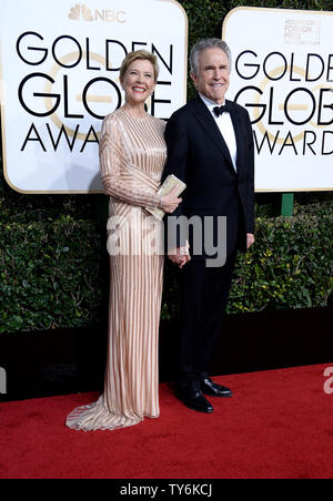 (L-R) Annette Bening et Warren Beatty assister à la 74e assemblée annuelle Golden Globe Awards au Beverly Hilton Hotel à Beverly Hills, Californie le 8 janvier 2017. Photo par Jim Ruymen/UPI Banque D'Images