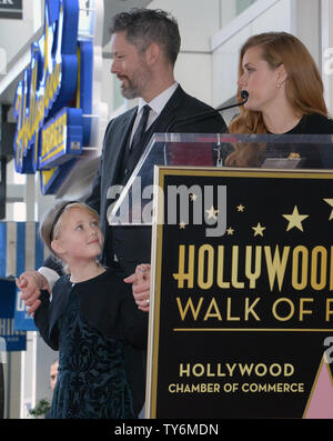 L'actrice Amy Adams est rejoint par son mari, l'acteur Darren Le Gallo et leur fille Aviana Le Gallo au cours d'une cérémonie de dévoilement de l'honorer avec le 2,598ème étoile sur le Hollywood Walk of Fame à Los Angeles le 11 janvier 2017. Photo par Jim Ruymen/UPI Banque D'Images