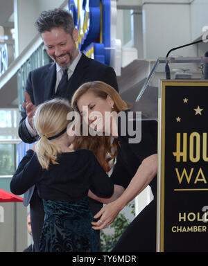 L'actrice Amy Adams est rejoint par son mari, l'acteur Darren Le Gallo et leur fille Aviana Le Gallo au cours d'une cérémonie de dévoilement de l'honorer avec le 2,598ème étoile sur le Hollywood Walk of Fame à Los Angeles le 11 janvier 2017. Photo par Jim Ruymen/UPI Banque D'Images