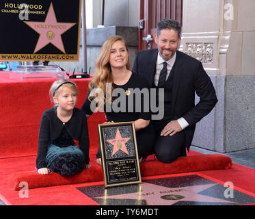 L'actrice Amy Adams est rejoint par son mari, l'acteur Darren Le Gallo et leur fille Aviana Le Gallo au cours d'une cérémonie de dévoilement de l'honorer avec le 2,598ème étoile sur le Hollywood Walk of Fame à Los Angeles le 11 janvier 2017. Photo par Jim Ruymen/UPI Banque D'Images