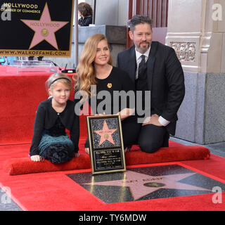 L'actrice Amy Adams est rejoint par son mari, l'acteur Darren Le Gallo et leur fille Aviana Le Gallo au cours d'une cérémonie de dévoilement de l'honorer avec le 2,598ème étoile sur le Hollywood Walk of Fame à Los Angeles le 11 janvier 2017. Photo par Jim Ruymen/UPI Banque D'Images